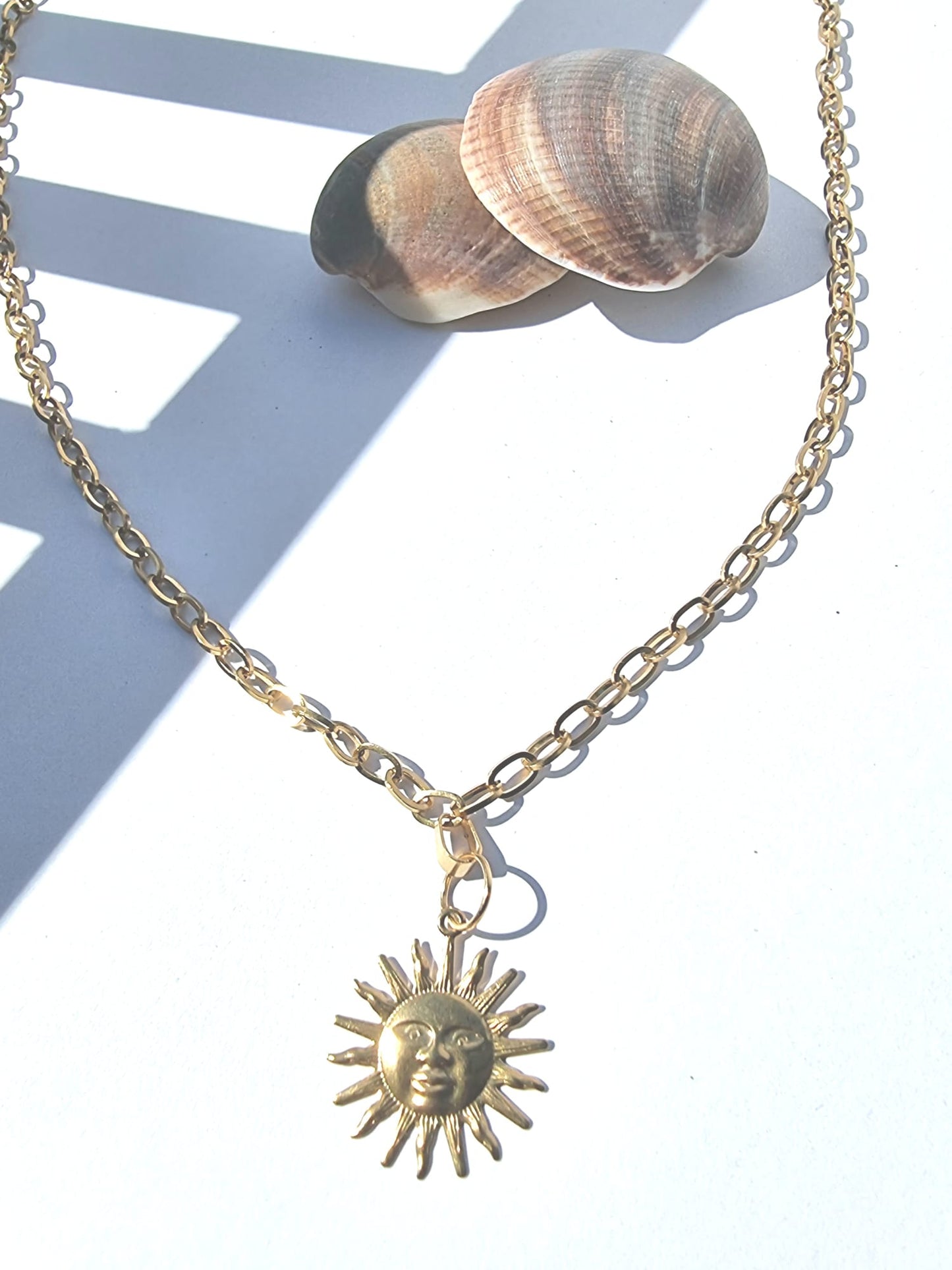 Ketting Keep your face to the sun.